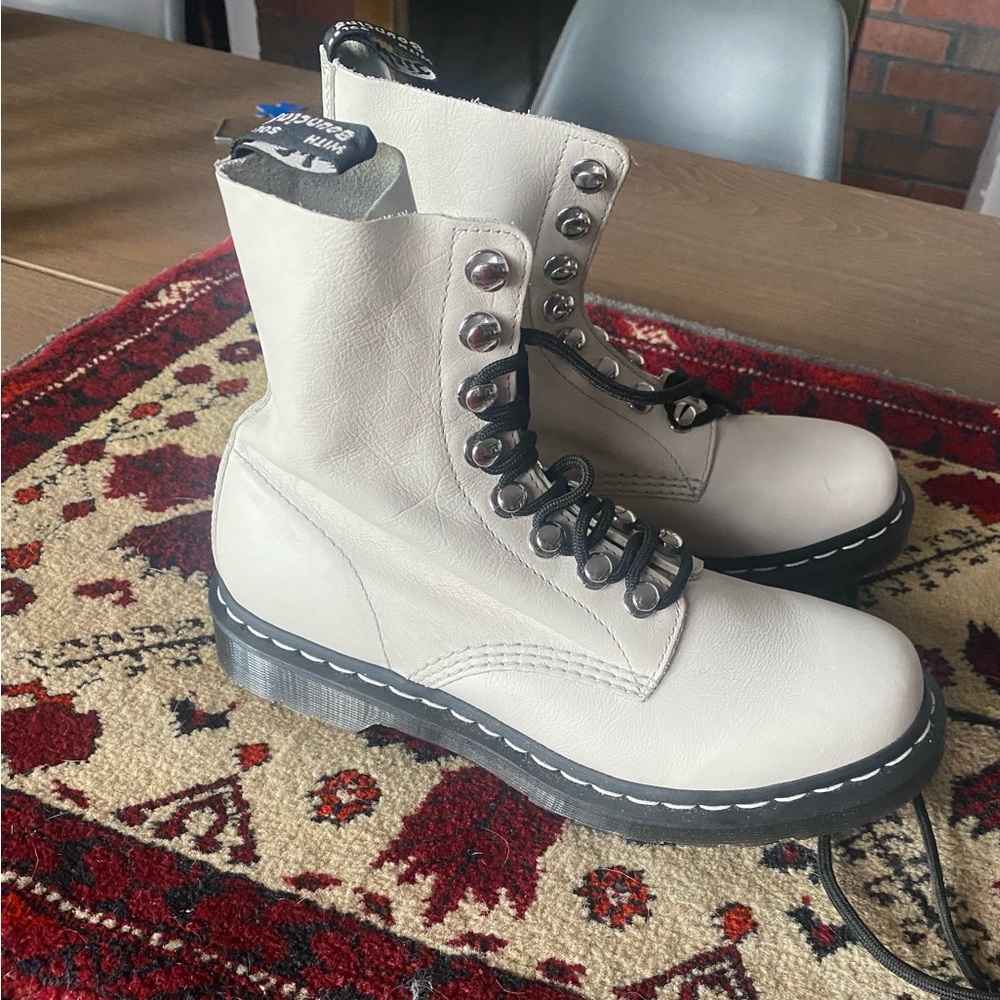 NWOT Doc Martens 1460 Pascal Boots in Cream/White 9 (41)